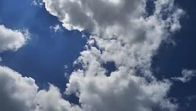 蓝天中白云被风吹走飘动视频的预览图
